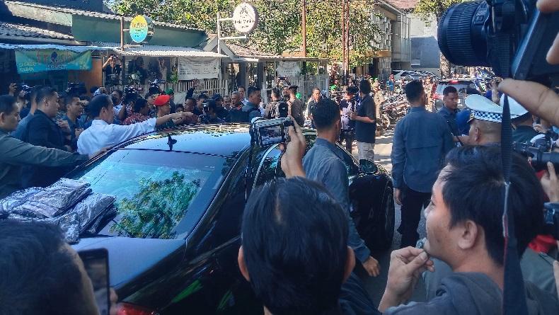 Jokowi Blusukan di Pasar Cihapit Bandung, Warga Berebut Bersalaman dan Berswafoto