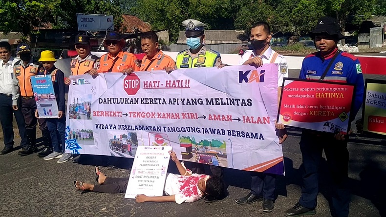34 Orang Tewas akibat Laka di Pelintasan KA Cirebon, Petugas Sosialisasi Keselamatan