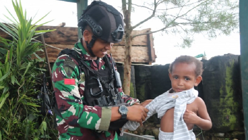 Senangnya Bocah Ini Dikasih Baju Baru saat Main ke Pos TNI di Kenyam Papua Pegunungan