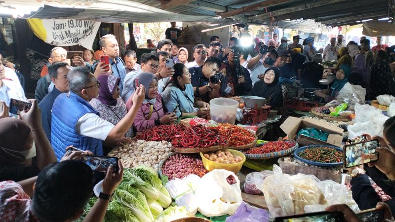  Mendag Cek Bahan Pokok di Pasar Karanganyar, Kaget dengan Harga Telur dan Cabai