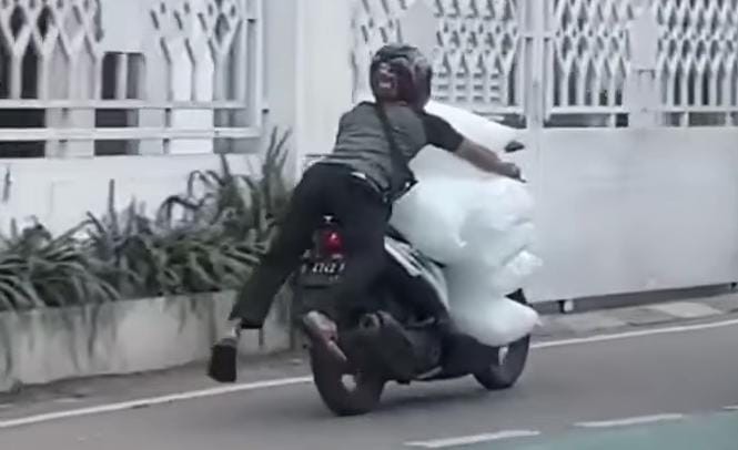 Viral Pengendara Motor Bawa Barang Banyak, Gaya Nyetir Nekat ala Spiderman
