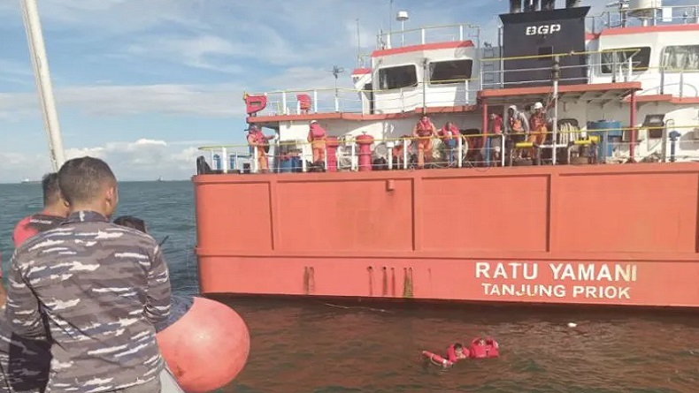 Kapal Tanker Ratu Yamani Terbakar di Perairan Tabaneo Kalsel, Terdengar 3 Kali Suara Ledakan