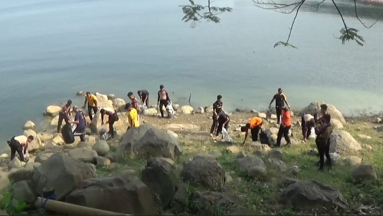 Ratusan Polisi Bersihkan Sampah Plastik di Waduk Jatiluhur Purwakarta