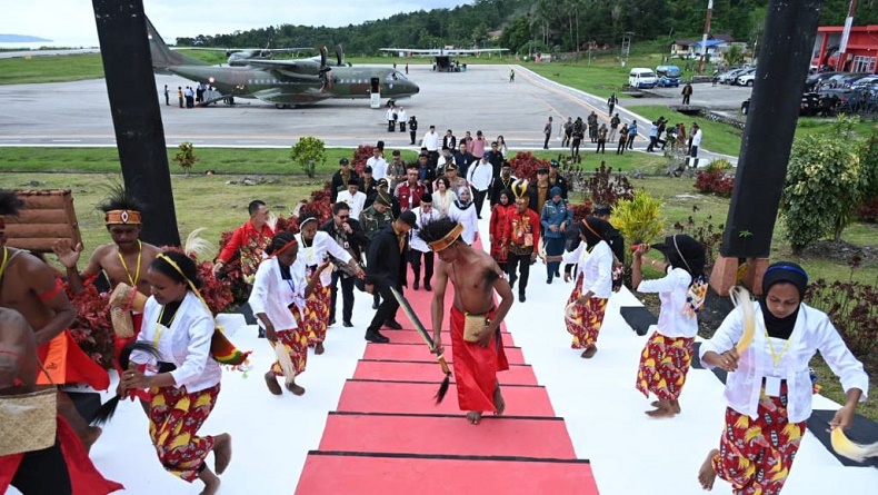 Usai dari Nabire, Wapres Kunjungi Fakfak Papua Barat Disambut dengan Tarian Adat Sawat