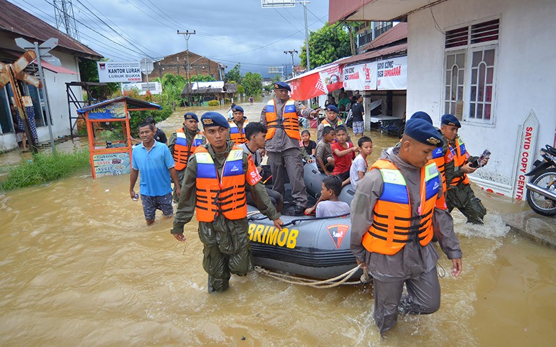 Banjir di Padang Rendam Sekolah, Para Siswa Dipulangkan