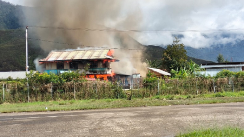 Aparat Kembali Diserang Massa di Bandara Moanemani Papua Tengah, Dihujani Panah dan Batu