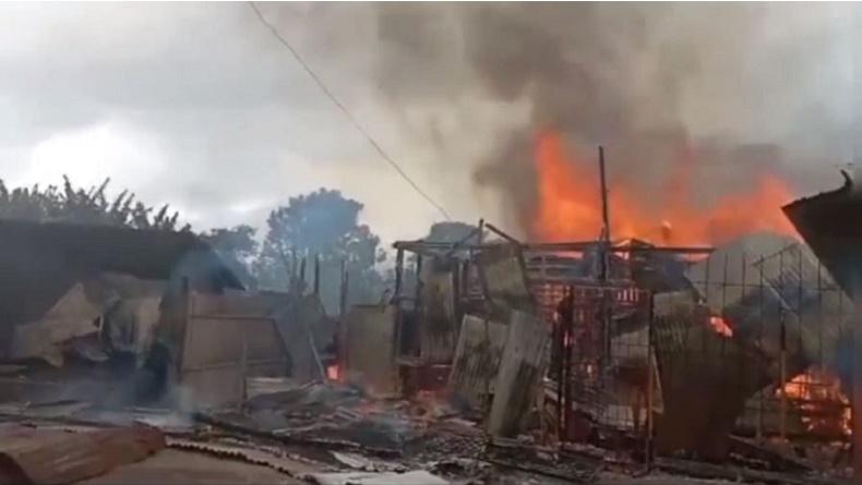Bentrok Warga dan Polisi Pecah di Dogiyai, 1 Orang Tewas Puluhan Rumah Dibakar