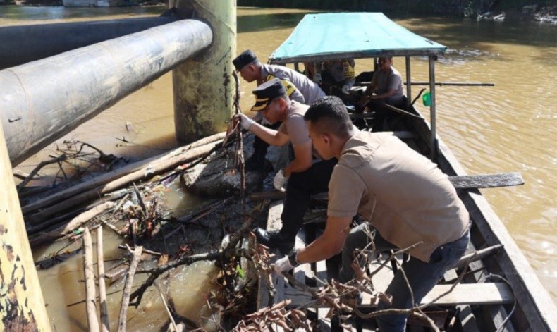 Bersihkan Sungai, Kapolres Melawi Pimpin 122 Anggotanya Angkut Sampah di Bantaran