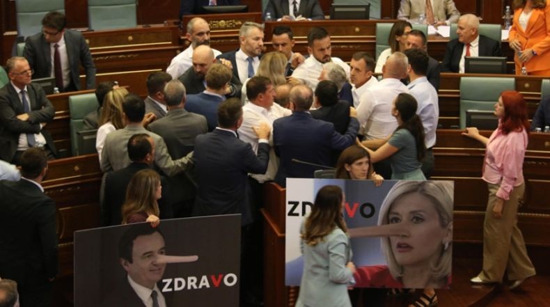 Sidang Parlemen Kosovo Panas, Perdana Menteri Disiram Air Picu Adu Jotos
