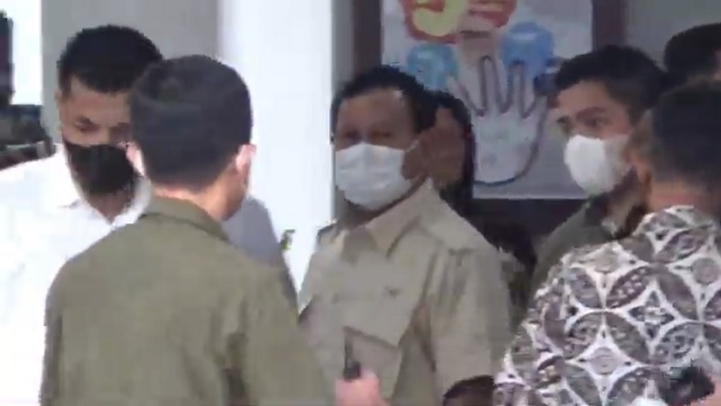 Jenguk Cak Nun di RSUP Dr Sardjito, Prabowo: Kita Berdoa Semoga Cepat Sembuh