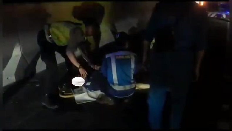 Dramatis, Evakuasi Korban Tabrak Belakang Tergencet Kabin Truk di Tol Cipularang 