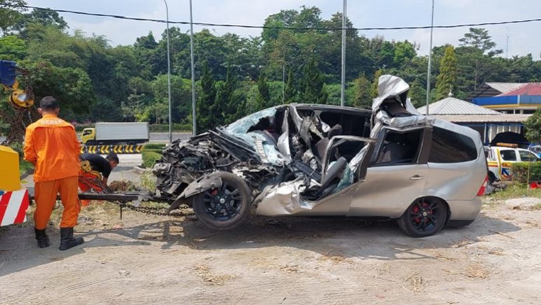 Kronologi Kecelakaan di Tol Cipularang Tewaskan Sekeluarga, Mobil Tabrak Truk saat Pindah Jalur