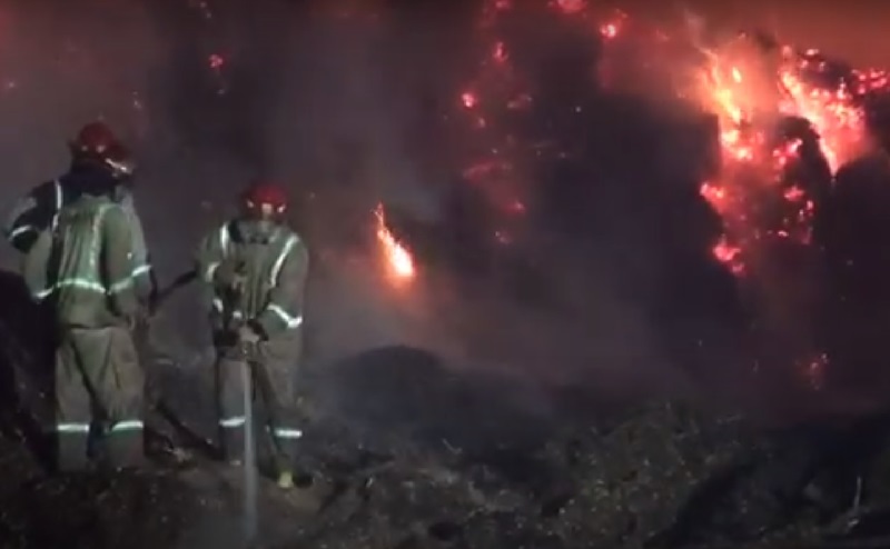 Kebakaran Landa Gudang Penyimpanan Bahan Bakar Pabrik Gula di Malang, Api Sulit Dijinakkan