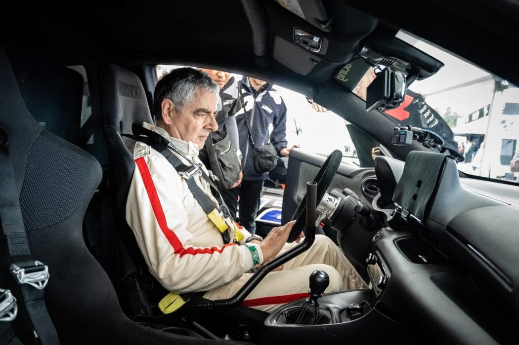 Tampil Lugu di Film, Mr Bean Ngebut Pakai Mobil Yaris Hidrogen