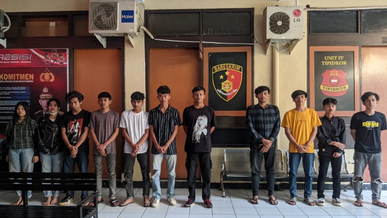 Bawa Celurit dan Parang, 16 Anggota GBR dan XTC Sukabumi Ditangkap Polisi