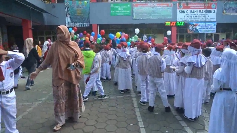 Hari Pertama Masuk Sekolah, Orang Tua Dilarang ke Kelas, Siswa SD di Cimahi Nangis