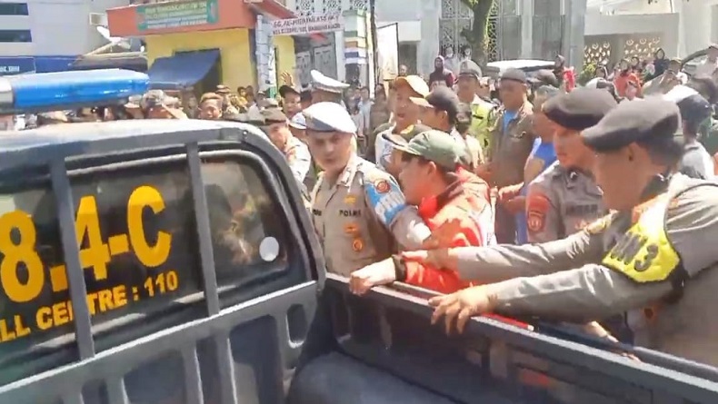 Rekonstruksi Pembunuhan Perempuan di Cijerah Bandung Ricuh, Keluarga Korban Serang Pelaku