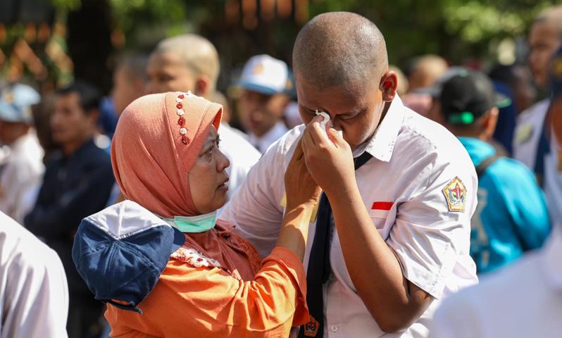  Isak Tangis Warnai Serah Terima Siswa Baru dari Orang Tua ke SMKN Jateng