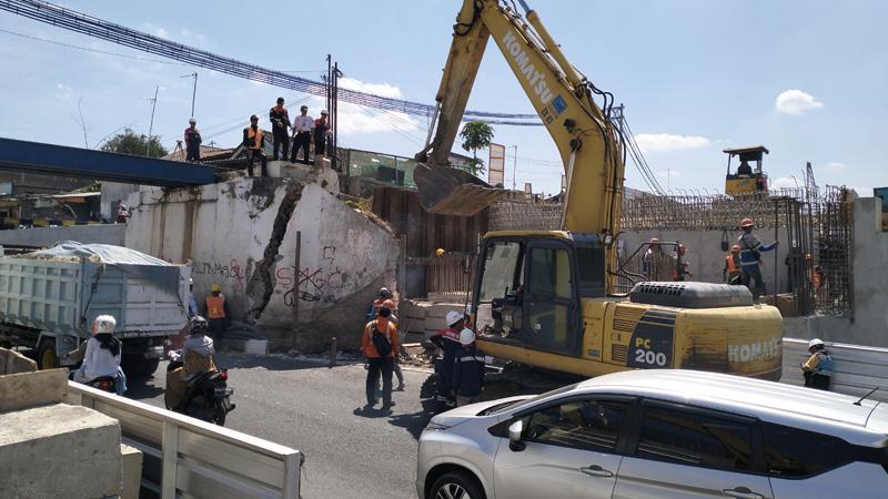  Konstruksi Tembok Viaduk Gilingan Retak Parah, Gibran: Kalau Bisa Jangan Ditutup