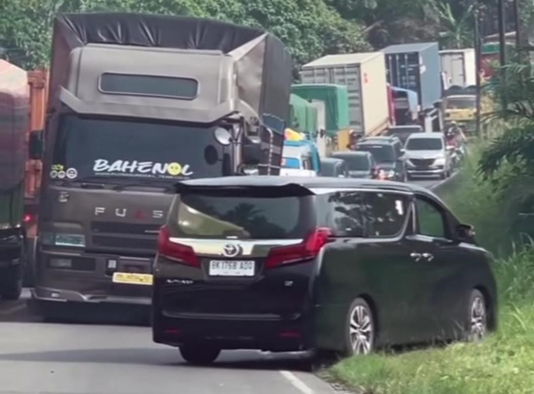 Viral Mobil Mewah Alphard Nekat Lawan Arus, Dipukul Mundur Truk Tronton 