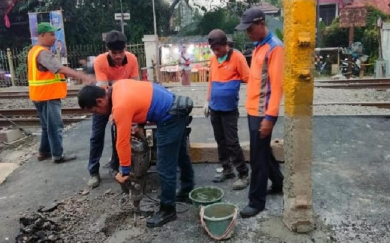 Sempat Dibongkar Warga, Pelintasan Liar Rawa Indah Antara Stasiun Depok-Citayam Kembali Ditutup