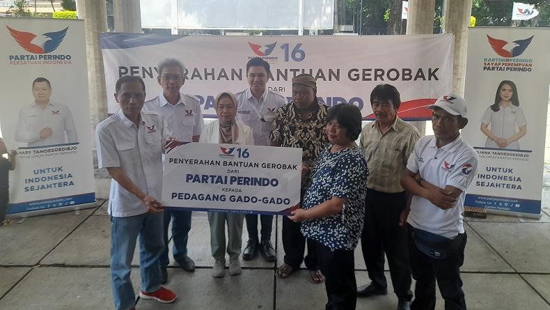 Berkat Partai Perindo, Pedagang Gado-gado Senang Bisa Berjualan dengan Gerobak