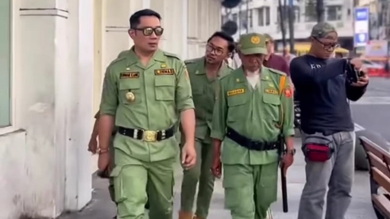 Viral Video Ridwan Kamil Pakai Seragam Hansip Patroli di Jalan Braga Bandung