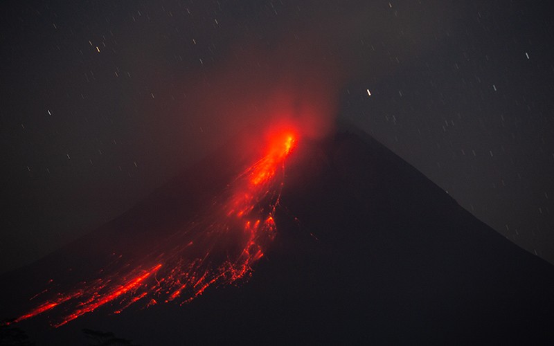 9 Kali Guguran Lava Pijar Teramati dari Puncak Gunung Merapi 
