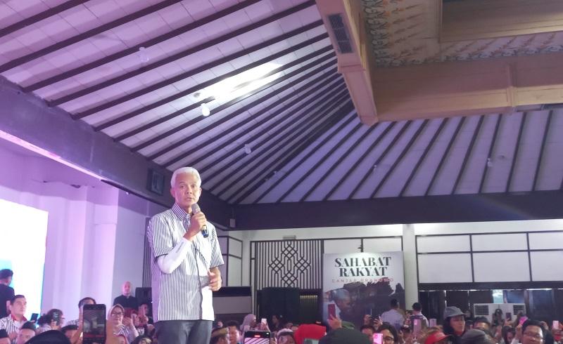Pakai Kemeja Hitam Putih, Ganjar: Saya Bukan Orang Abu-Abu ketika Hadapi Keputusan Sulit