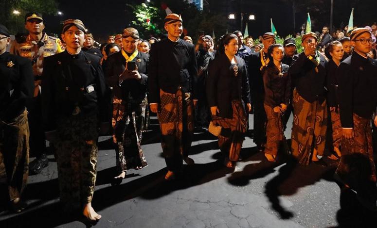 Momen Gibran Temani Ganjar Ikuti Kirab Malam 1 Suro, Jalan Tanpa Alas Kaki Keliling Mangkunegaran 