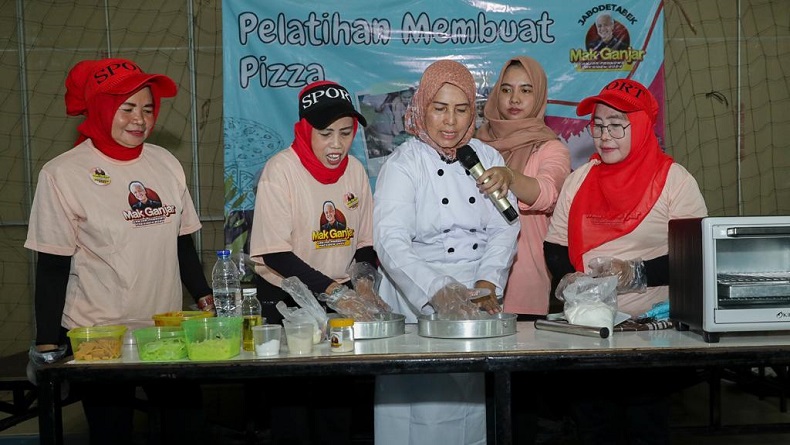 Pendukung Ganjar Pranowo Akselerasi Kemandirian Ibu-ibu di Bekasi, Gelar Palatihan Buat Piza