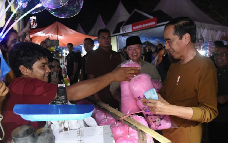 Momen Jokowi Beli Gulali di Festival Tabut Bengkulu, Pedagang: Alhamdulillah