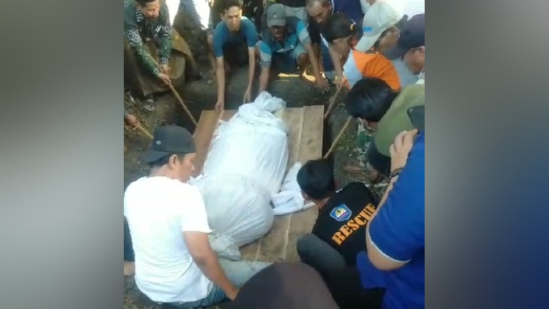 Pemakaman Cipto Pria Obesitas 200 Kg asal Tangerang Dramatis, Dibantu Puluhan Orang