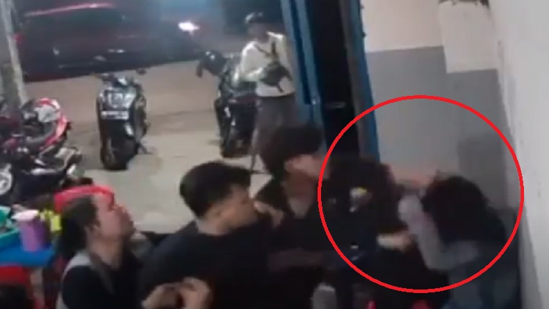 Sejoli Dianiaya di Warung Makan Makassar, Korban Perempuan Pingsan Kena Pukulan