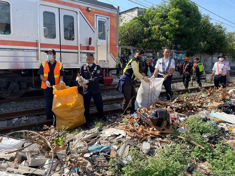 KAI Daop 1 Jakarta Tertibkan 50 Bangunan Liar di Lintasan Stasiun Pasar Senen  