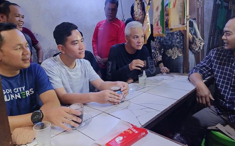 Momen Ganjar Nyeruput Kopi Bareng Gibran dan Bima Arya di Pasar Citeureup Bogor