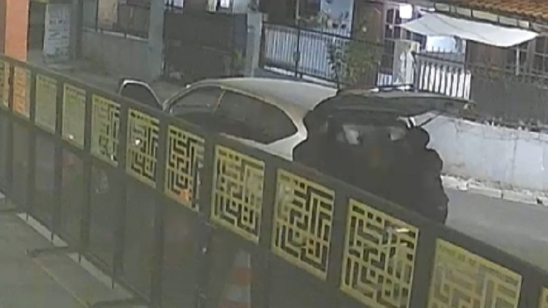 Terekam CCTV, Komplotan Maling Bawa Kabur Kotak Amal Masjid di Larangan Tangerang