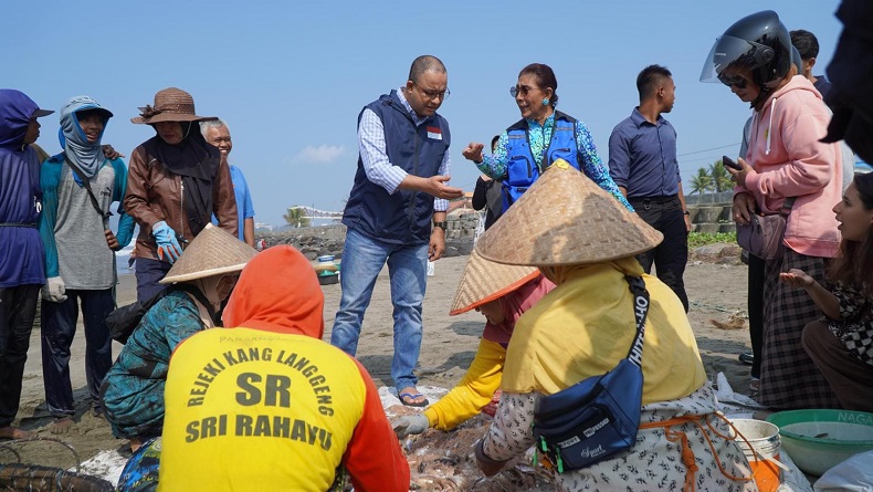 Anies Baswedan Ditemani Susi Pudjiastuti Sapa dan Berinteraksi dengan Nelayan Pangandaran