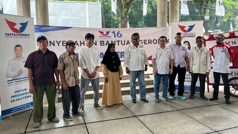 Bacaleg Partai Perindo Bagikan 5 Gerobak untuk Pedagang di Jakarta