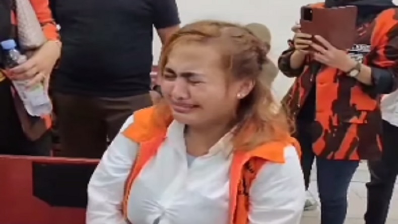 Lina Mukherjee Selebgram Konten Makan Babi Nangis di Sidang Perdana, Ngaku Kangen Ibu