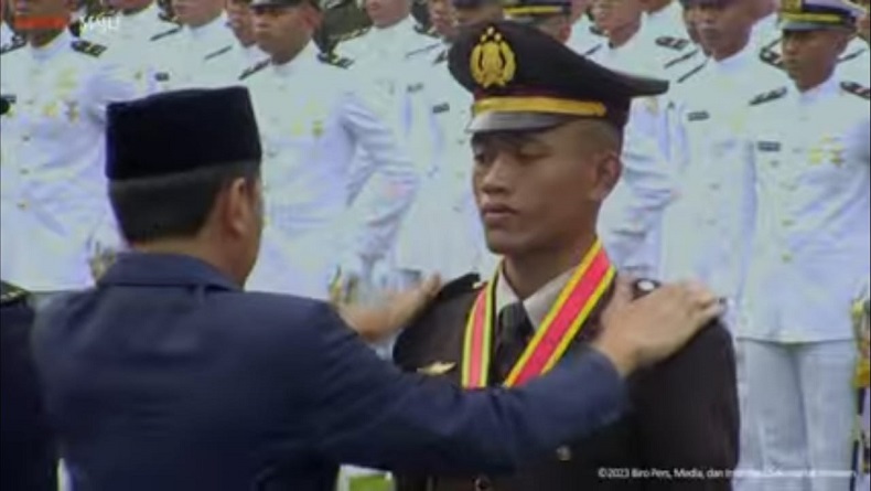 Momen Anak Eks Kapolri Terima Adhi Makayasa dari Presiden Jokowi