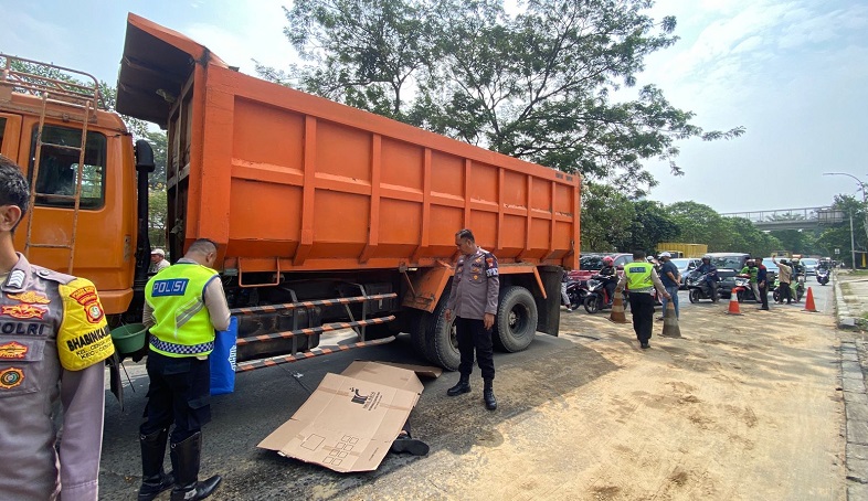 Terpeleset Tumpahan Minyak, Pemotor Tewas Terlindas Truk di Cengkareng