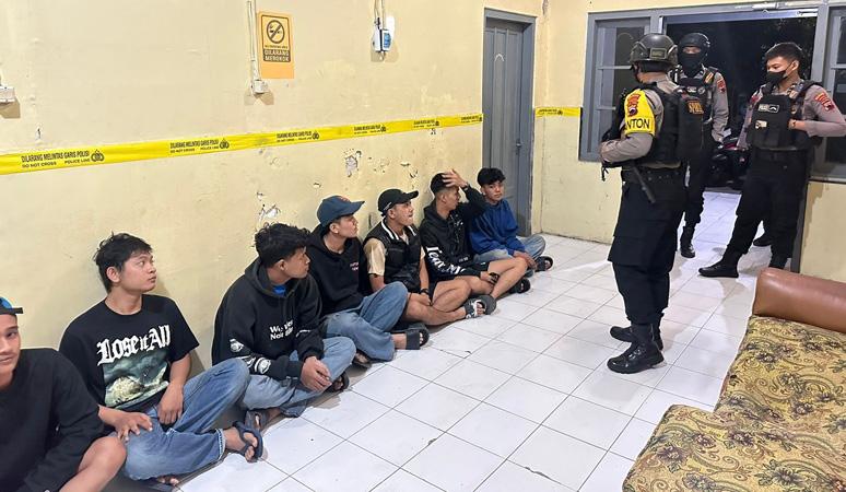 Polisi Tangkap 8 Pemuda saat Asyik Pesta Miras di Pasar Kadipolo Solo