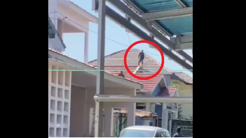 Viral Pencuri Motor Naik Atap saat Dikejar Polisi, Netizen: Gagal Terbang Jadi Supermen