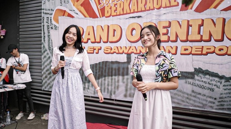 Pengunjung Antusias Menyanyi bareng DeVFias di Grand Opening Gerai Sang Pisang Depok