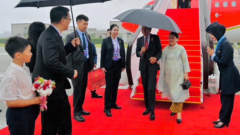 Presiden Jokowi Tiba di Chengdu, Bakal Bertemu Presiden China Xi Jinping