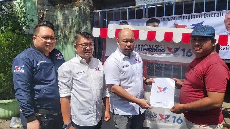 Peduli Rakyat Kecil, DPD Partai Perindo Surabaya Bagikan Gerobak kepada Penjual Penyetan