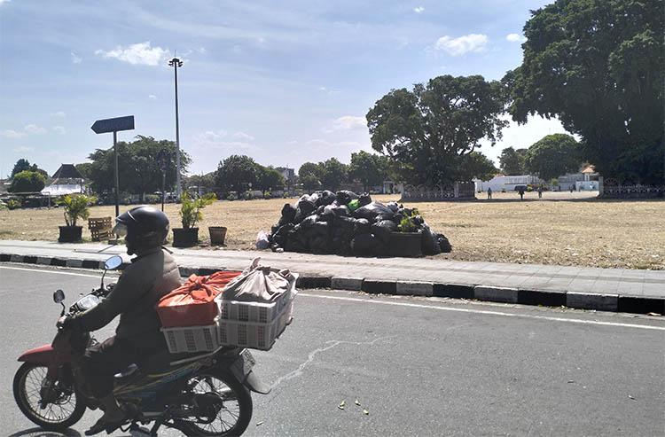TPST Piyungan Ditutup, Gunungan Sampah Muncul di Alun-Alun Selatan Jogja