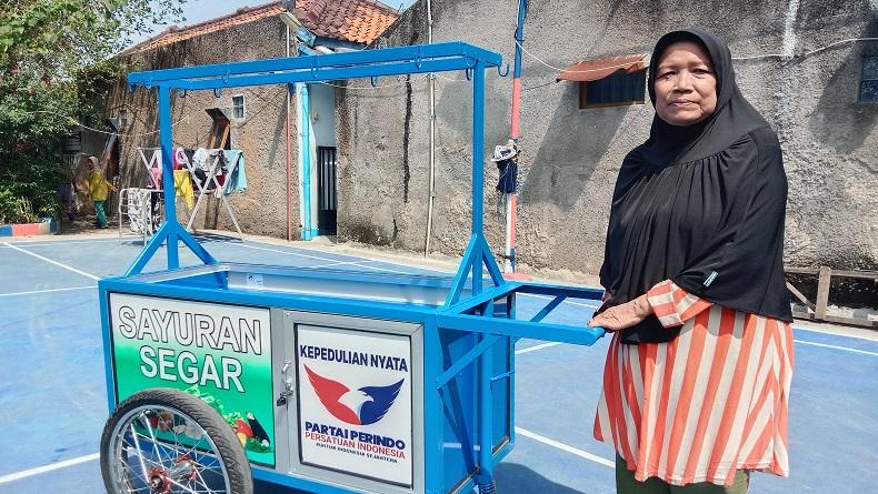 Dapat Bantuan Gerobak Partai Perindo, Pedagang Sayur di Bandung Semringah