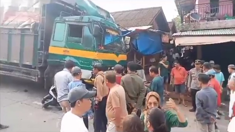Kronologi Truk Fuso Tabrak Belasan Motor dan 2 Mobil, Rem Blong di Jalan Menurun